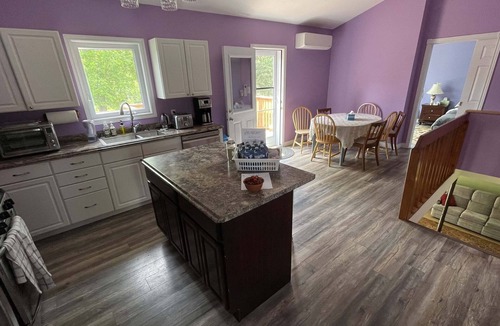 Dieppe House | Bright w/Huge Backyard + 5min to Parks!