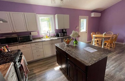 Dieppe House | Bright w/Huge Backyard + 5min to Parks!