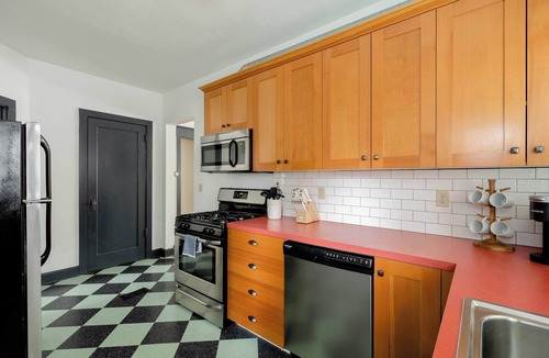 Belmont House | Bright + Walkable | Vintage Hawthorne Charm