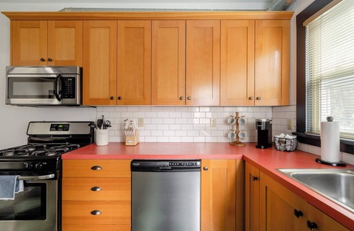 Belmont House | Bright + Walkable | Vintage Hawthorne Charm