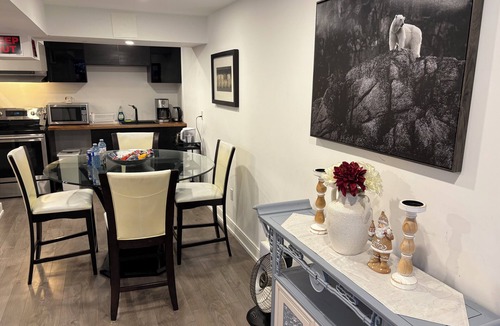 Richmond Hill House | Bright Walkout Studio – Sleeps 4 | Backyard Access