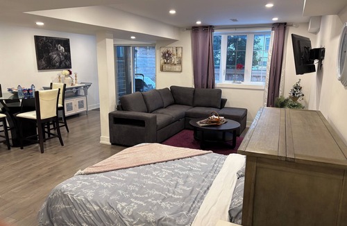 Richmond Hill House | Bright Walkout Studio – Sleeps 4 | Backyard Access