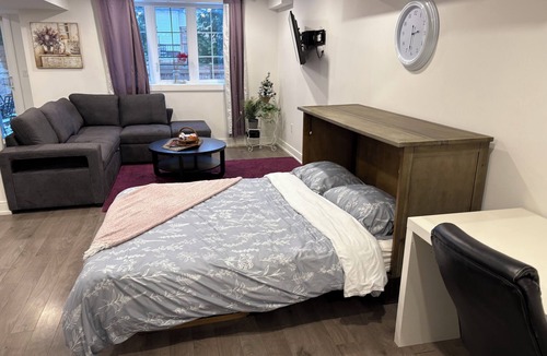 Richmond Hill House | Bright Walkout Studio – Sleeps 4 | Backyard Access