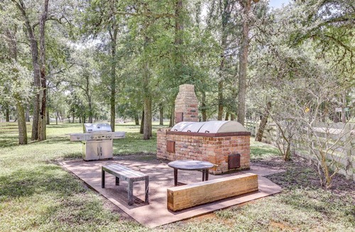 Simonton House | Bright Wallis Cottage w/Pergola & Grill!