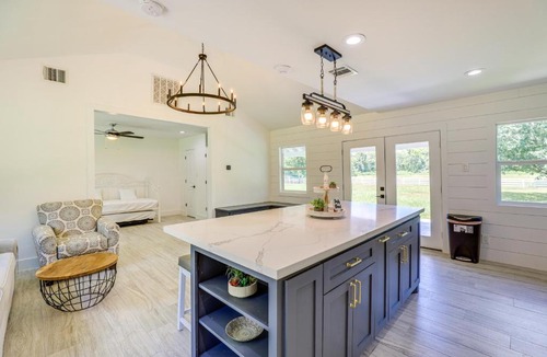 Simonton House | Bright Wallis Cottage w/Pergola & Grill!