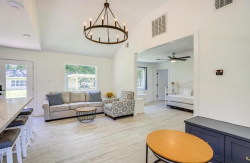 Simonton House | Bright Wallis Cottage w/Pergola & Grill!