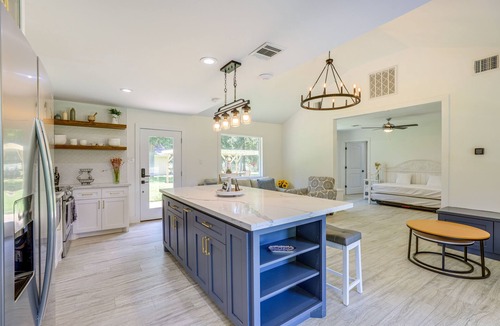 Simonton Cottage | Bright Wallis Cottage w/Pergola & Grill!