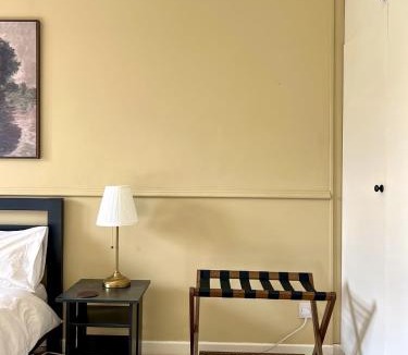 Higham Hill Apartment | Bright Walthamstow flat w/shared backyard