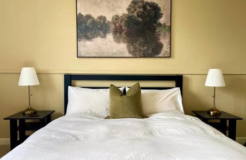 Higham Hill Apartment | Bright Walthamstow flat w/shared backyard