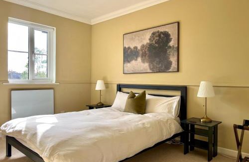 Higham Hill Apartment | Bright Walthamstow flat w/shared backyard