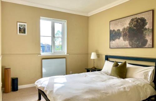 Higham Hill Apartment | Bright Walthamstow flat w/shared backyard