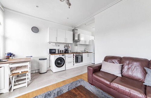 Hanwell Apartment | Bright West Ealing Abode