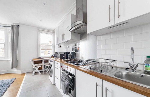 Hanwell Apartment | Bright West Ealing Abode