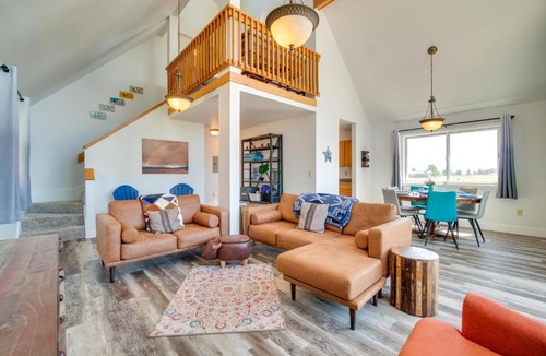 Saratoga House | Bright Wyoming Retreat w/Deck & Mountain Views!