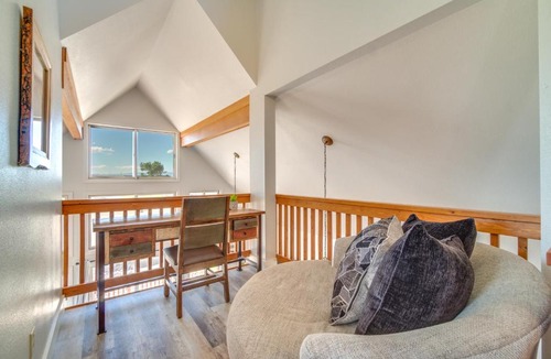 Saratoga House | Bright Wyoming Retreat w/Deck & Mountain Views!