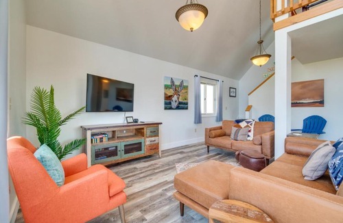 Saratoga House | Bright Wyoming Retreat w/Deck & Mountain Views!