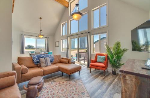 Saratoga House | Bright Wyoming Retreat w/Deck & Mountain Views!
