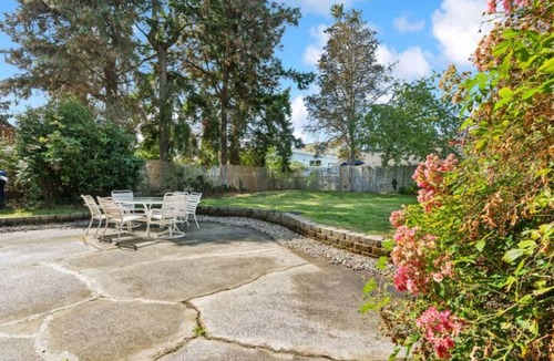 Brighton House | Brighton House - Walk to Metro