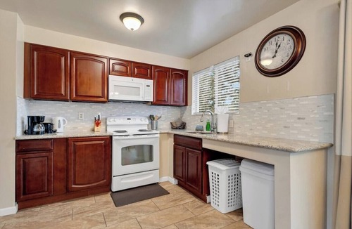 Brighton House | Brighton Upper Suite Near Park & Light Rail