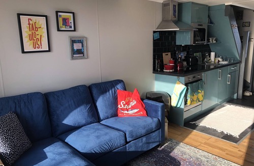 Seafront Apartment | Brighton Water Cabin with Free Parking