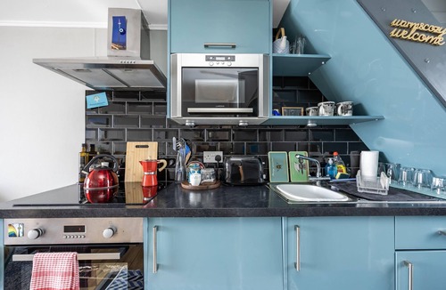 Seafront Apartment | Brighton Water Cabin with Free Parking