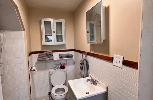 Troy Apartment | Brilliant 2-bedroom apartment with AC in vibrant Troy