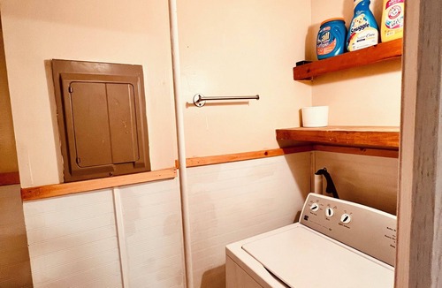 Troy Apartment | Brilliant 2-bedroom apartment with AC in vibrant Troy