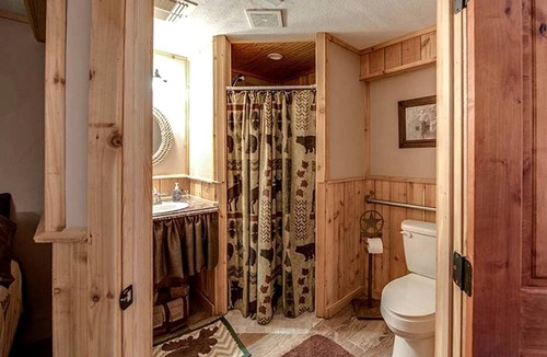 Carmine Cabin | Brilliant Wooden Cabin in Round Top, Texas