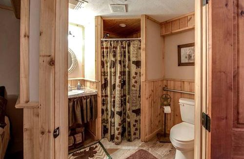 Carmine House | Brilliant Wooden Cabin in Round Top, Texas