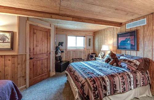 Carmine House | Brilliant Wooden Cabin in Round Top, Texas