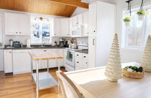 Brimfield Cottage | Brimfield Bungalow by the lake close to Sturbridge