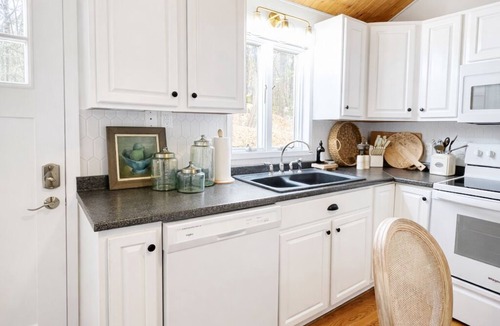 Brimfield Cottage | Brimfield Bungalow by the lake close to Sturbridge