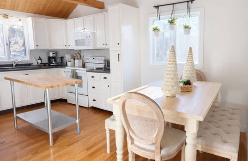 Brimfield Cottage | Brimfield Bungalow by the lake close to Sturbridge