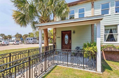 Warrington House | Bring the pup & boat! Historic 2 bedroom, 2.5 bath waterfront town-home w/dock.