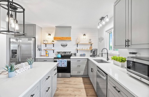 Bay Area House | Bring the Whole Crew Pets Too! 3BR w/Private Fenced Yard Near Beaches!
