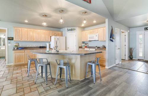 Grove House | Bring Your Boat! Lakefront Home w/Dock in Grove