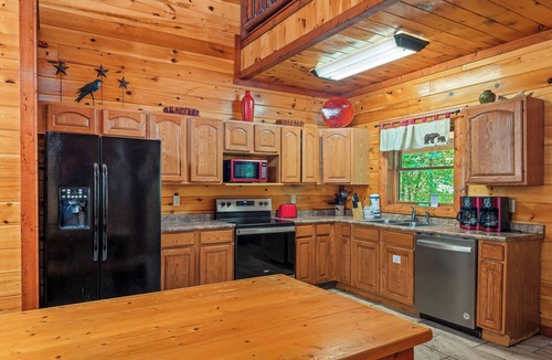 Cosby Cabin | Bring your dog and Family! Heated Indoor Pool