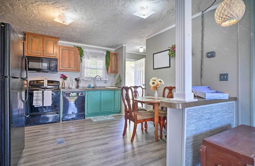 Mohawk House | Bring Your Pets! Midway Abode w/Yard & Fire Pit