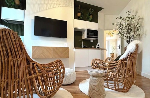 Calais Apartment | Brise Bohème Charming apartment with bathtub