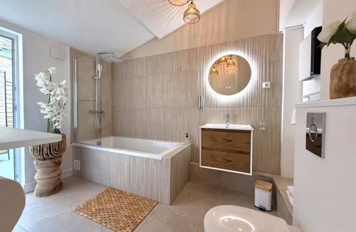 Calais Apartment | Brise Bohème Charming apartment with bathtub