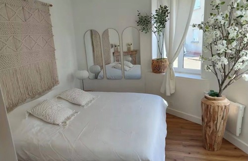 Calais Apartment | Brise Bohème Charming apartment with bathtub