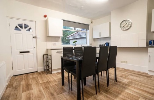 Staple Hill Apartment | Bristol 3-Bedroom Flat-FreeParking & Wifi, Sleeps7