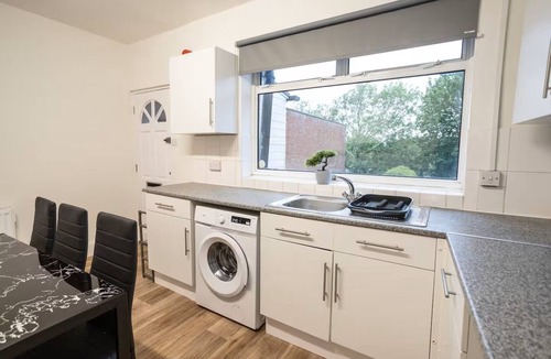 Staple Hill Apartment | Bristol 3-Bedroom Flat-FreeParking & Wifi, Sleeps7