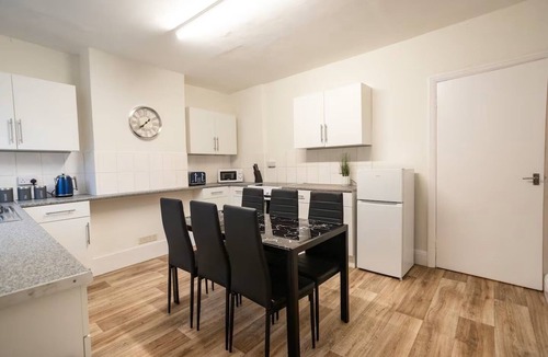 Staple Hill Apartment | Bristol 3-Bedroom Flat-FreeParking & Wifi, Sleeps7