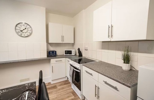 Staple Hill Apartment | Bristol 3-Bedroom Flat-FreeParking & Wifi, Sleeps7