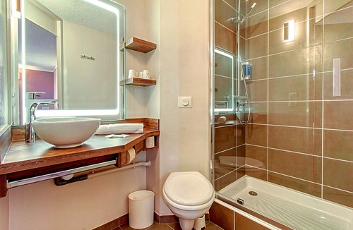 Lons Hotel | Brit Hotel Confort Pau Lons