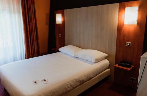 Chinon Hotel | BRIT HOTEL Le Lion d'Or CHINON