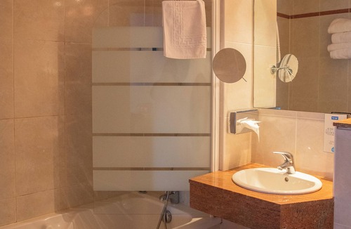 Costieres Hotel | Brit Hotel Nîmes Ouest