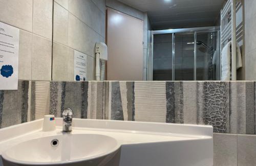 Fayet Hotel | Brit Hotel St-Quentin/Nord