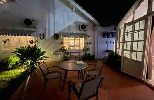 George Town Villa | British Granny's Cottage in Georgetown